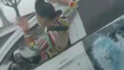 这么开车，果然很拉“疯”。辽宁锦州网友近日发布视频称，路遇中年女子奇葩开车，身