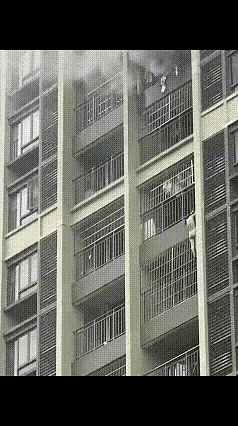 楼上浓烟滚滚，楼下人头攒动。赤身露体的女子在生命和面子之间，勇敢的选择了生命。