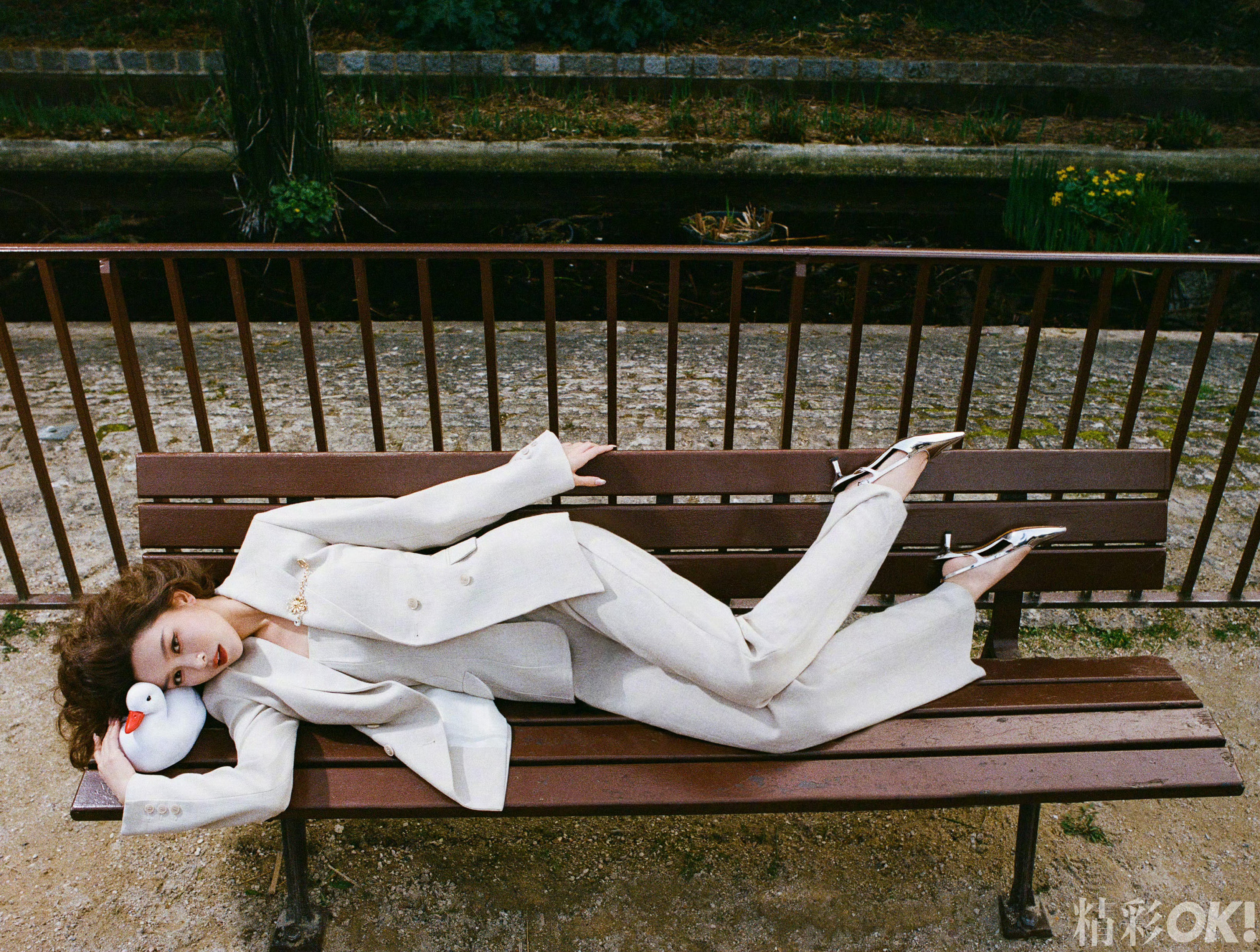 文咏珊公园长椅上拗造型好的表现力完全不受道具和场景的限制