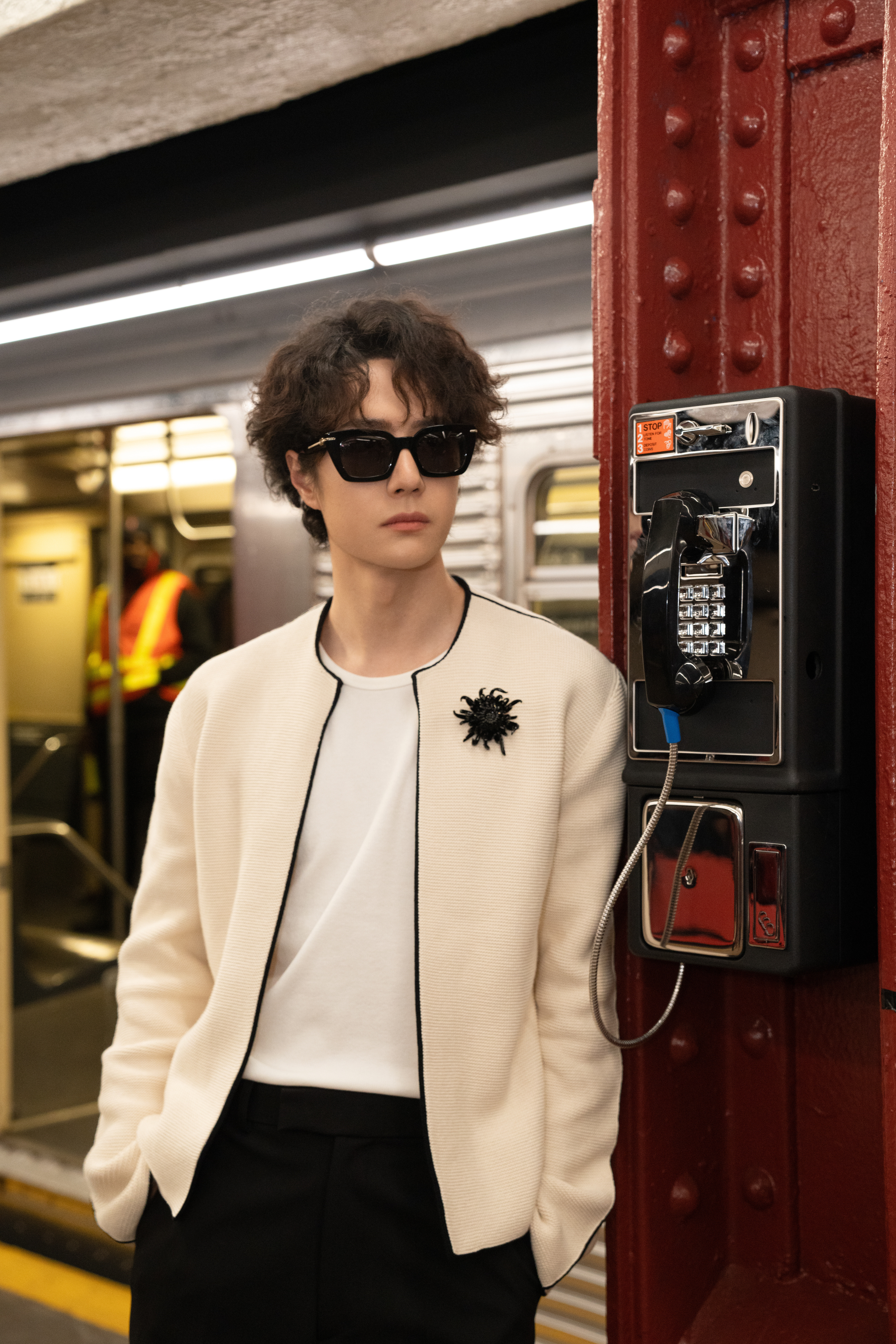 王一博×CHANEL2026高级手工坊系列一组幕后新片📸入夜的纽约站台，