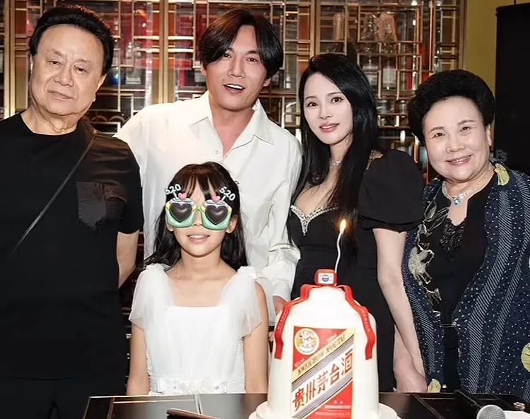 伊能静一家人合影，秦昊年轻的时候真的帅气，秦昊的发型也好酷啊！伊能静一点都不显