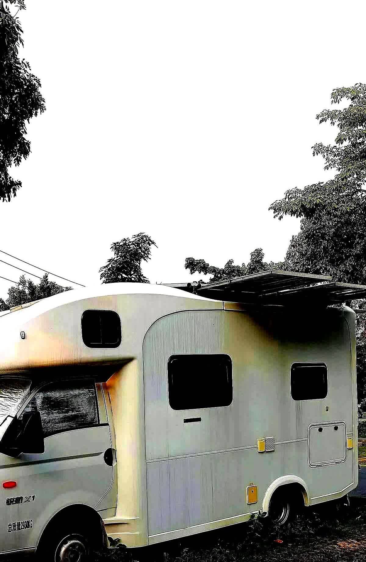 在深圳某公园内，常年停着这台房车，一年四季不挪窝，住着一个年纪大约五十左右的男士
