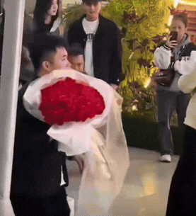 男子手捧玫瑰当街下跪求婚，这本该是一个浪漫的事情，却被女子羞辱、脚踢、抓头发、扇
