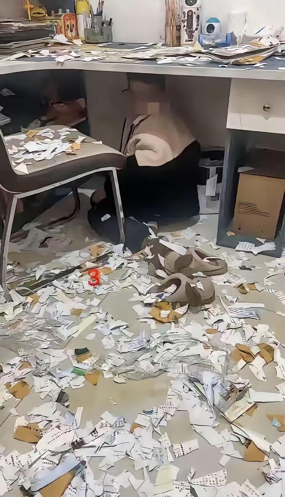 安徽一位妈妈辅导孩子做作业，结果双双崩溃。孩子被逼到书桌下面瑟瑟发抖，妈妈则