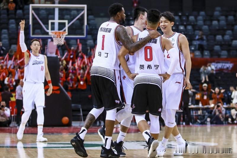 贺希宁轰43分仍遭白边绝杀？北控三连胜之际，刘维伟竟公开抢人？CBA赛场风云变