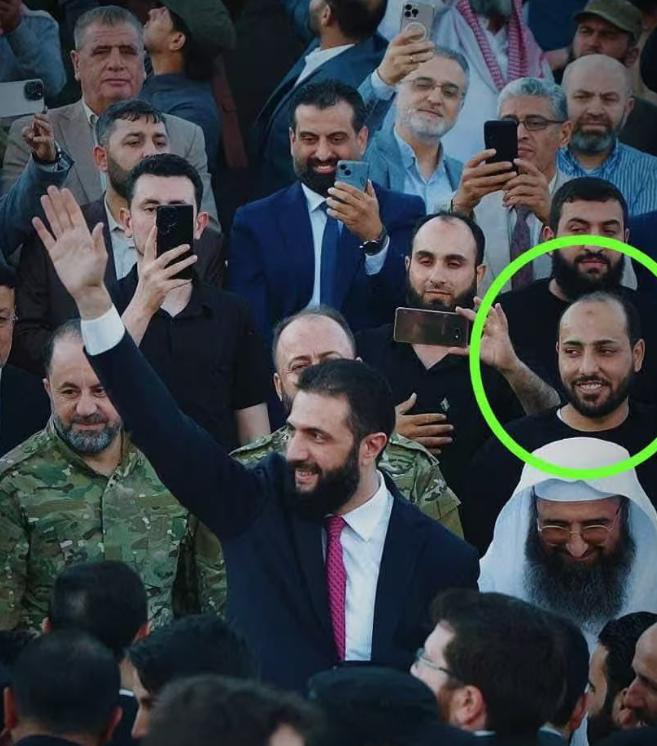 这事儿离了大谱，正在开会呢窗户突然伸进来一挺机枪“突突”几下直接撂倒3个人，12