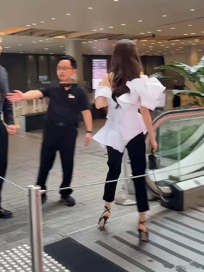 香港西九龙偶遇郭富城的老婆方媛，本人长得是真漂亮容貌和打扮不输明星，就是个子太矮了穿了十几厘米的高跟