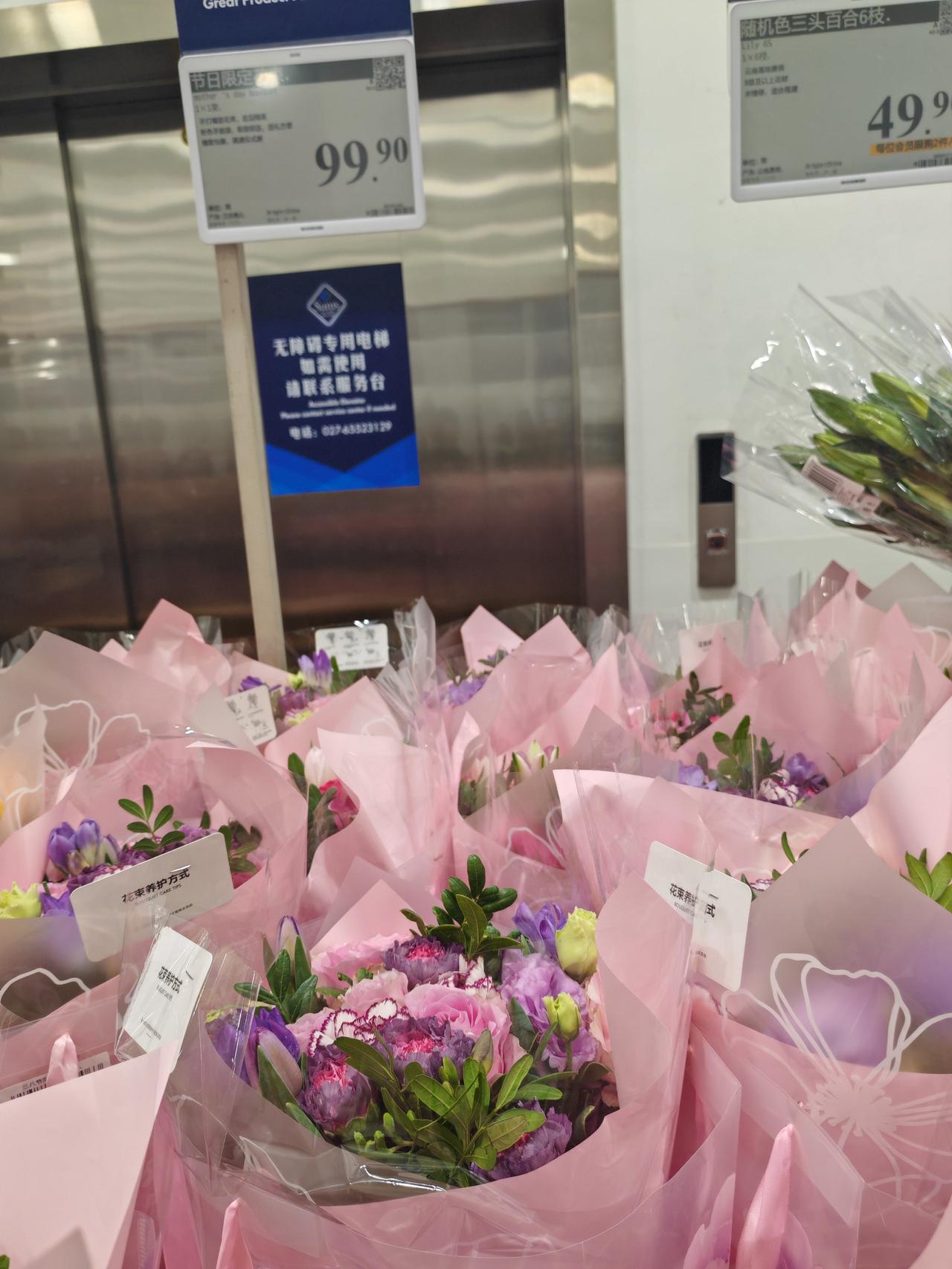 晒图笔记大赛现在鲜花花束的包装非常人性化，有个漂亮的袋子拎着，方便携带，不用傻傻