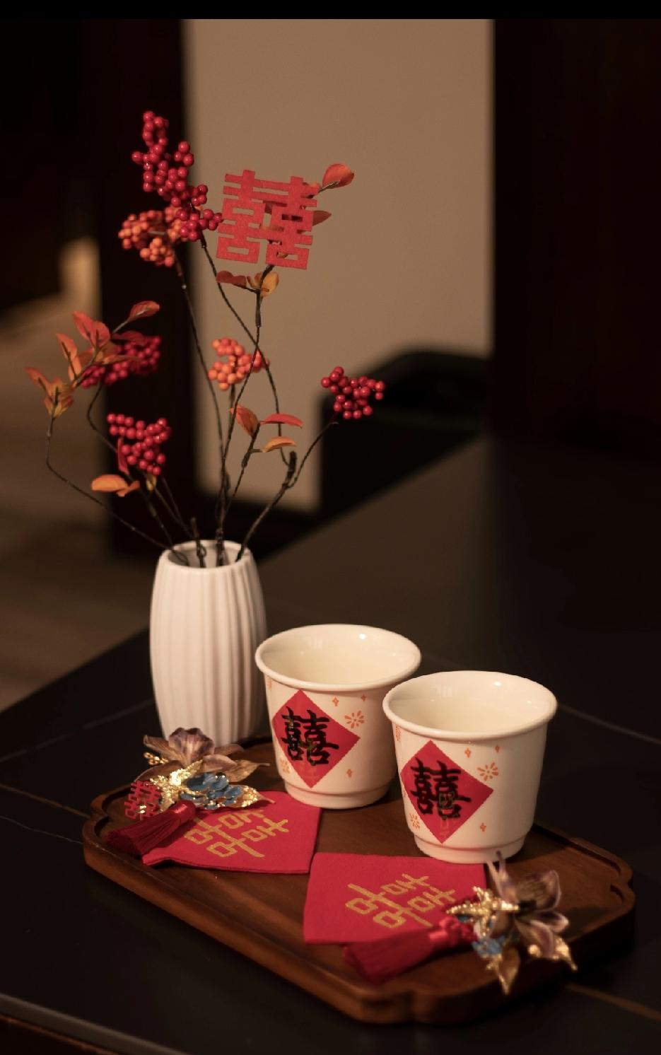 姑姑的小儿子终于要结婚了。姑姑说，要不要找个媒人走个过场，女方家长说不必了，也