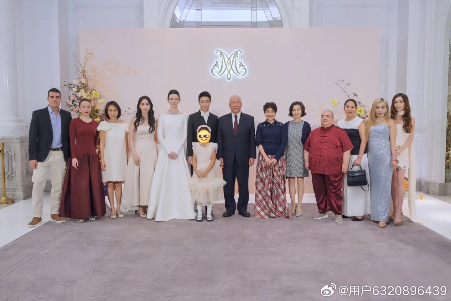 #何超欣晒何猷君奚梦瑶全家福#九月最重要的事，当然是哥哥嫂嫂的答谢宴。从法国的城堡，到澳门这场答谢宴