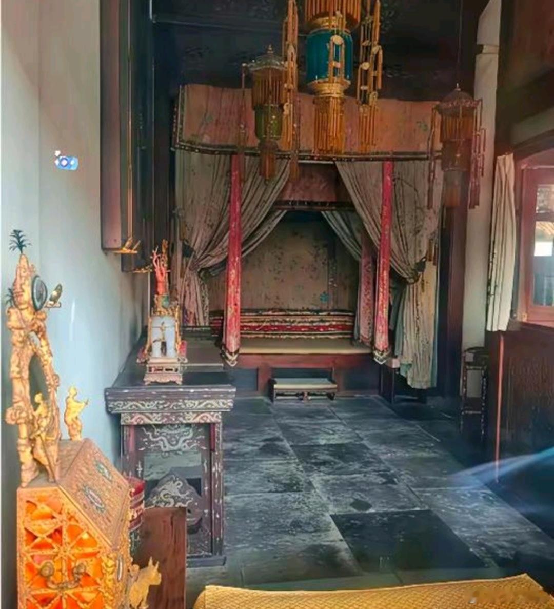 真的给我看傻了！本以为慈禧老佛爷住的地方得有多奢华，结果一进她寝宫，就感觉阴沉沉