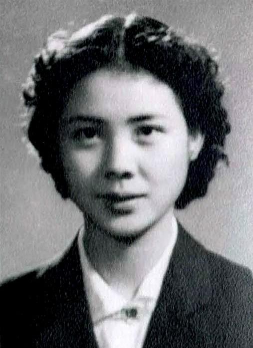 她年轻时长得这么漂亮啊，她是话剧演员，演了很多电影，两次获得过金鸡奖。她还与“