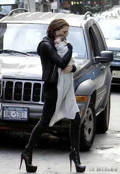 不怪布鲁克林对维多利亚有意见，贝嫂年轻那会真的不像妈妈，抱着孩子穿恨天高，就是十