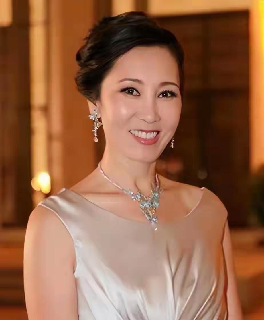 王健林因38.6亿债务被裁决个人连带担责，万达负债近6000亿，处境艰难，而王思