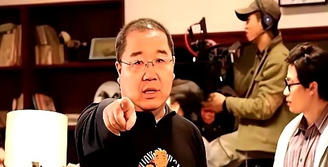 英达家的陈年旧账又被翻出来了。英如镝直播时随口一句评价，直接把同父异母的巴图推上