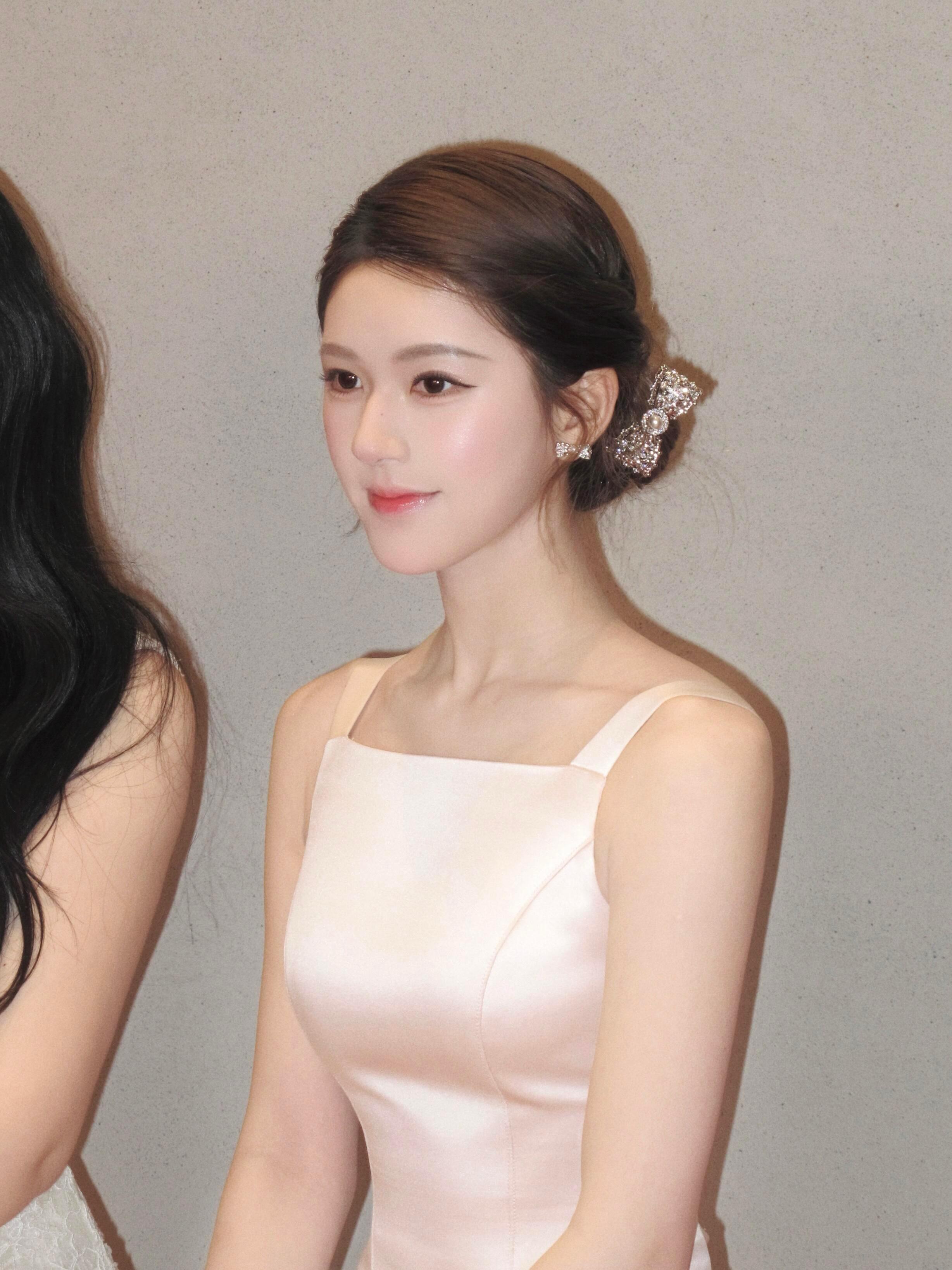 全球代言人赵露思出席JORYA2026春夏系列预览活动，身着一袭亮片蝴蝶结小粉