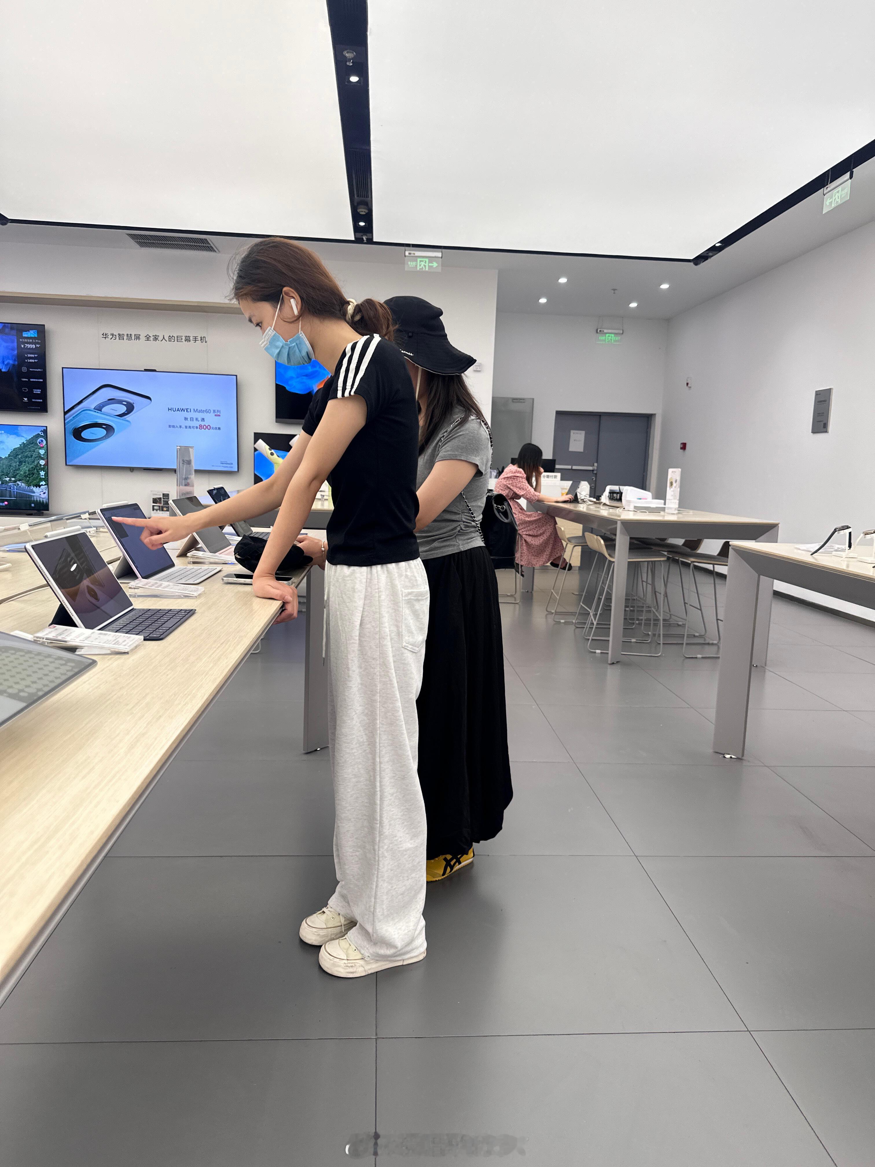 华为看到的，建议申遗！一眼就看中了这个姐妹的卫裤，软糯糯的版型好好，一点也不显屁