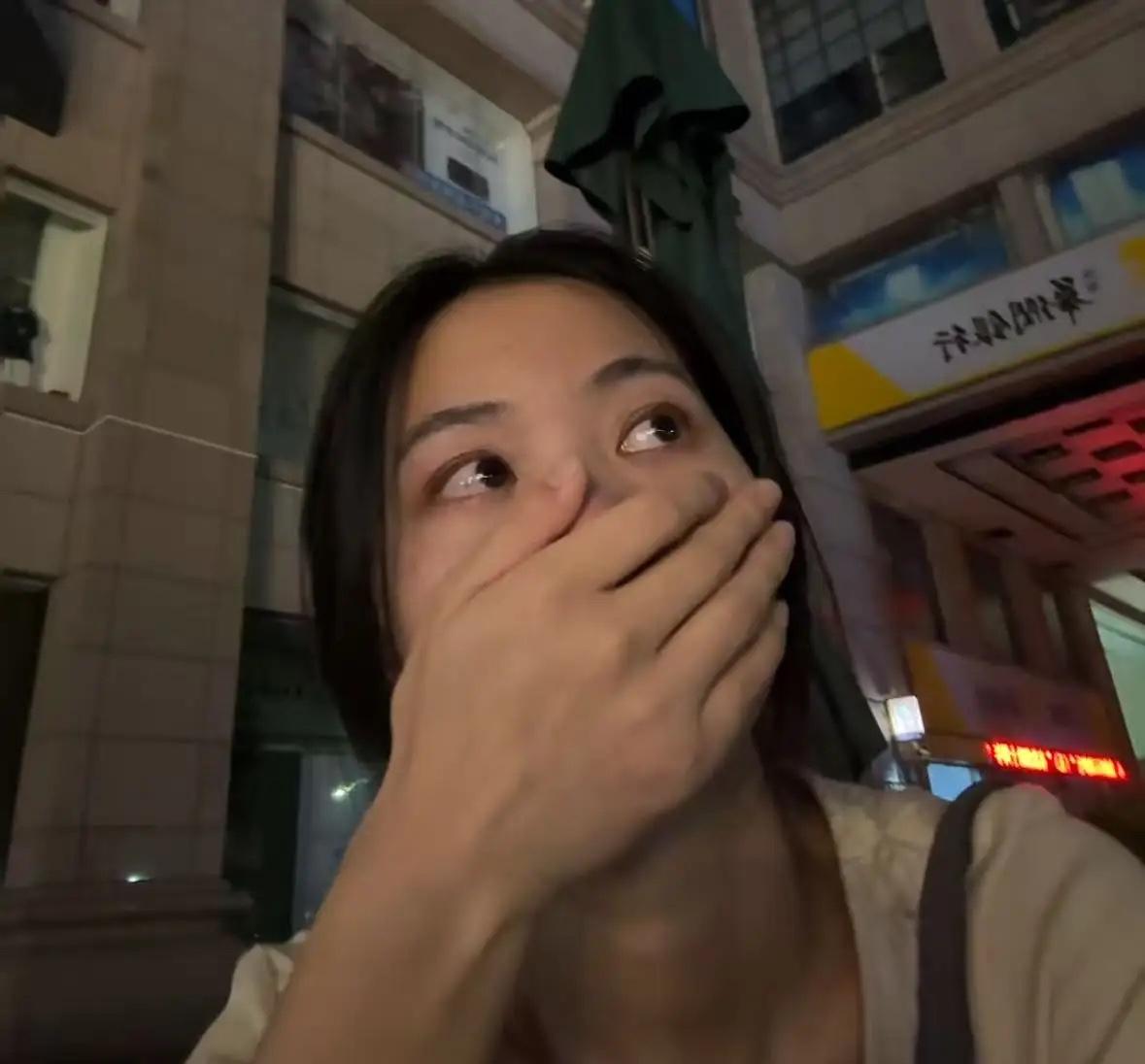 我侄女去年研究生毕业，找工作处处碰壁。后来才知道，她研二时帮导师公司挂名交过三