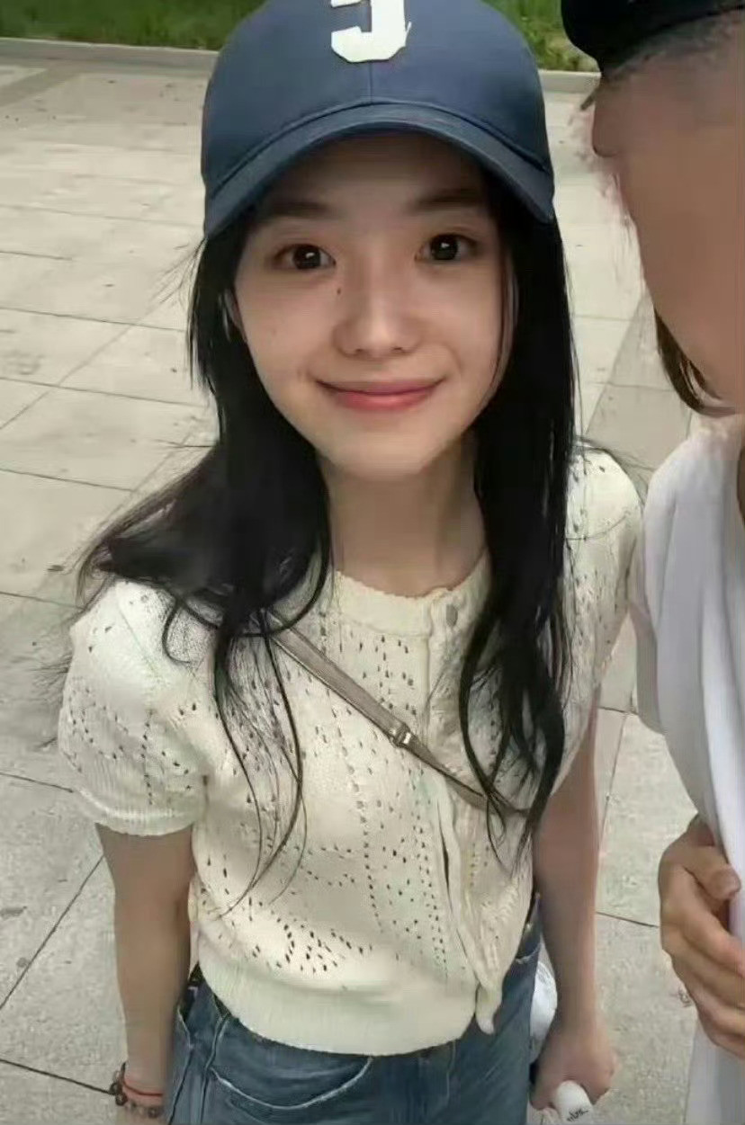 我丢刘浩存现实这么恐怖的吗素颜就敢和路人合照，这脸太耐看了。​​​