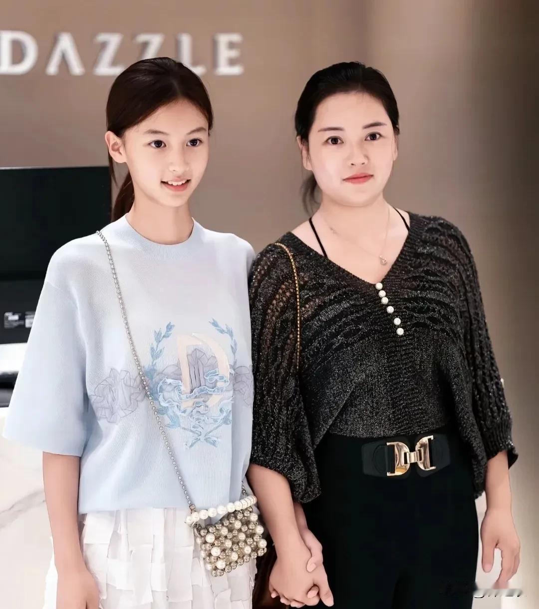 现在的娱乐圈跟以前不一样了，普通人很难出头了，因为进入娱乐圈的门槛就是有钱，所以