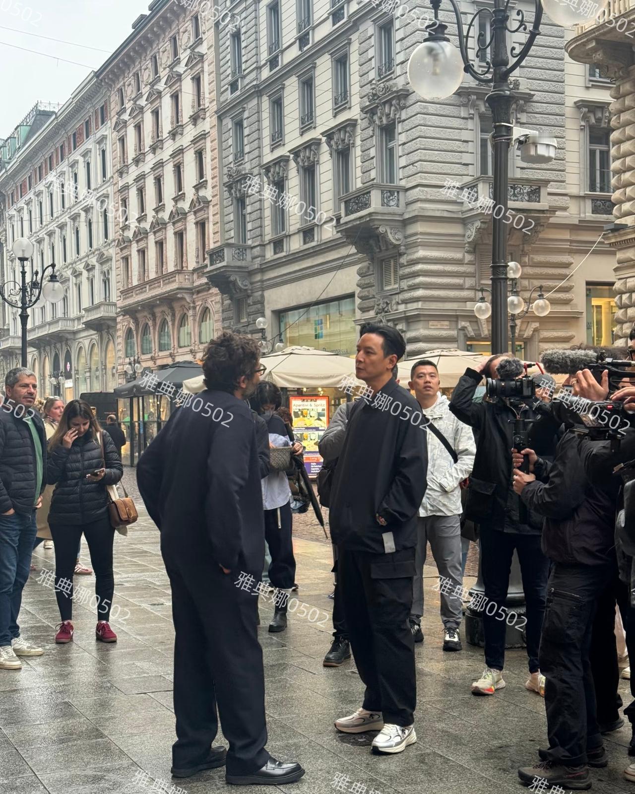意大利米兰街头偶遇吴彦祖，男神还是那么帅，就是发际线升高了不少。平时人并不太多