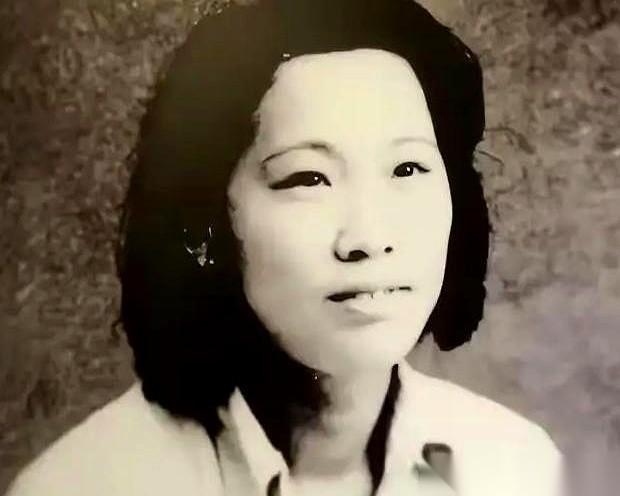 行李“哐当”一声砸在雪地里。人，就那么直挺挺地站着，跟被钉那儿了似的。那个追