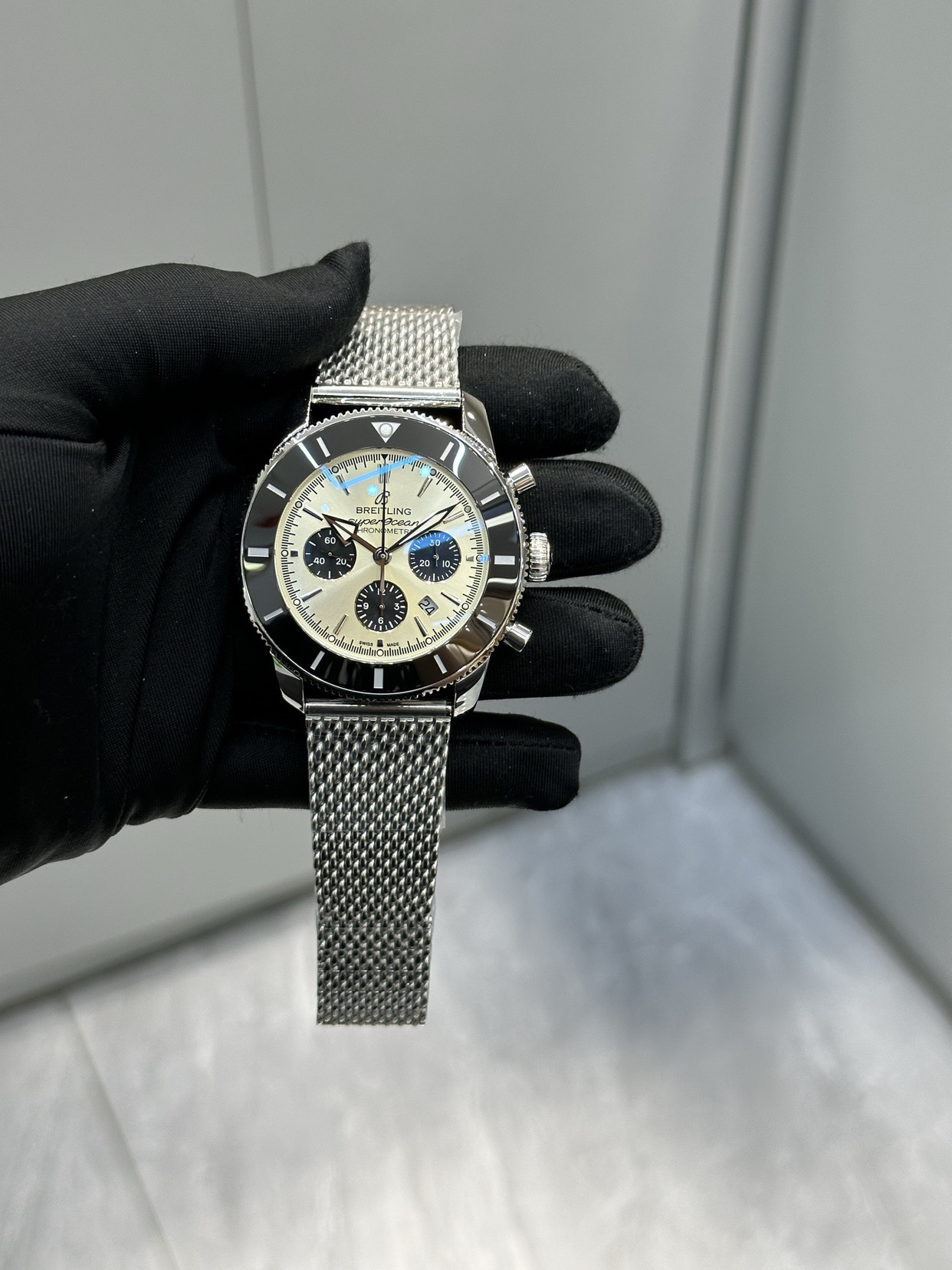 百年灵家族的“水鬼”－超级海洋文化二代42mm腕表，采用高分子耐磨陶瓷制成的表圈，经久耐磨，陶瓷圈下