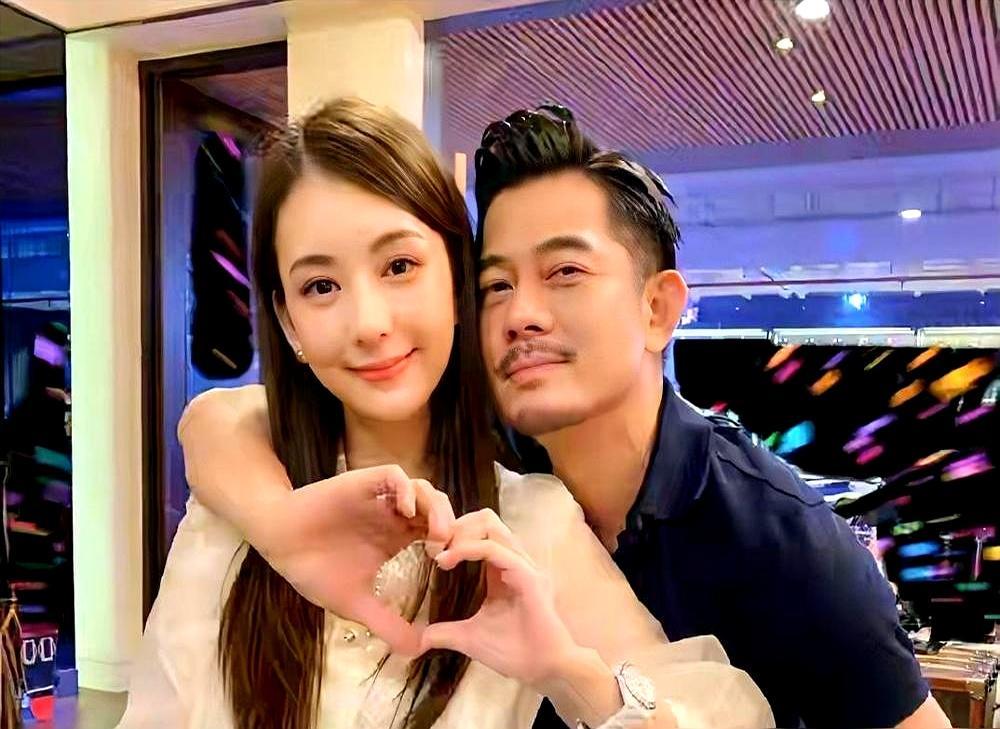 60岁郭富城逛景区，全家五口只掏一张票钱！你敢信？方媛掏出手机扫码付款时，