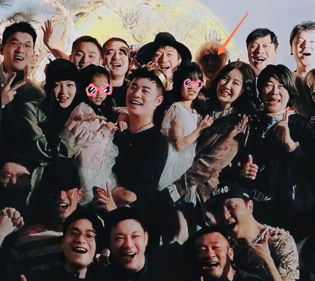 陈赫补发生日照，“铁三角”邓超鹿晗在c位，马頔搂范志毅像小孩……！！！！