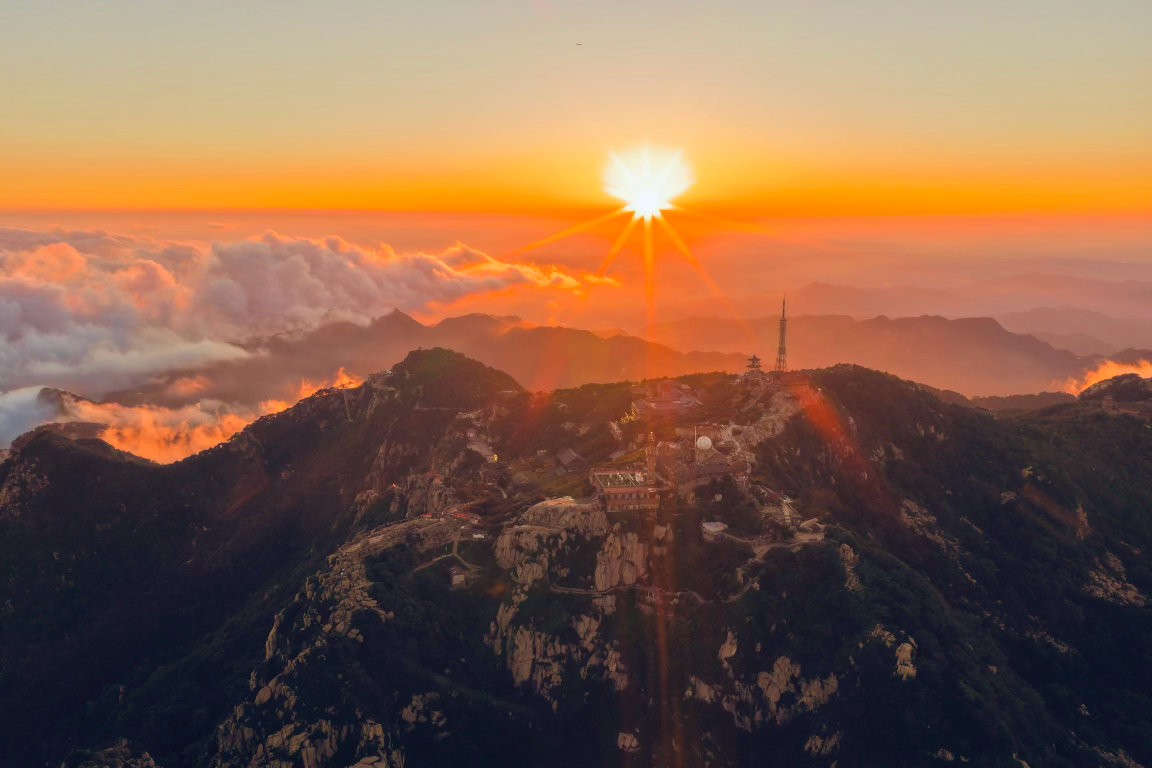 519中国旅游日5.19中国旅游日，奔赴泰山开启奇妙之旅。清晨，登上泰山极顶静候
