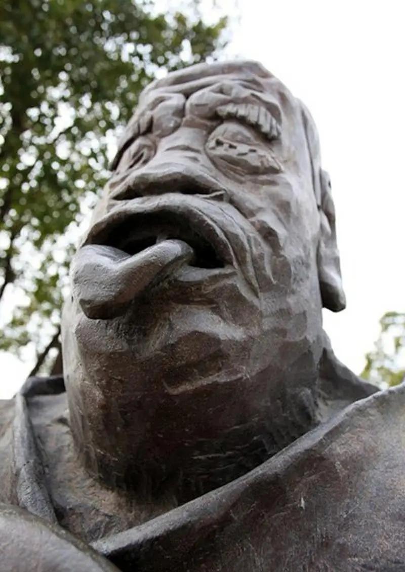 从“吐舌”的老子”到“阴阳脸”的秋瑾，田世信的“艺术”引起很大争议，他的女儿向媒