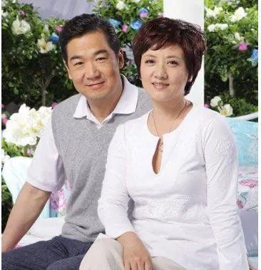 90年代，张国立邓婕夫妇凑500万，买下北京城郊1000平的荒地，朋友嘲笑说：“