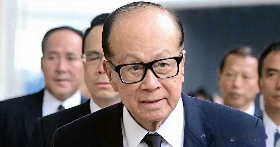 李嘉诚的港口买卖之前跟美国贝莱德财团谈得热热闹闹，眼看要把23国43个港口打包出