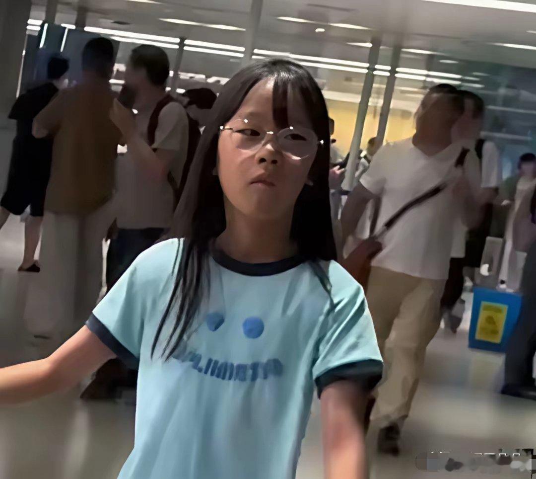 伊能静女儿外貌曝光，真是奇怪了，明星的孩子为什么遗传不了爹妈的盛世美颜？一个个的