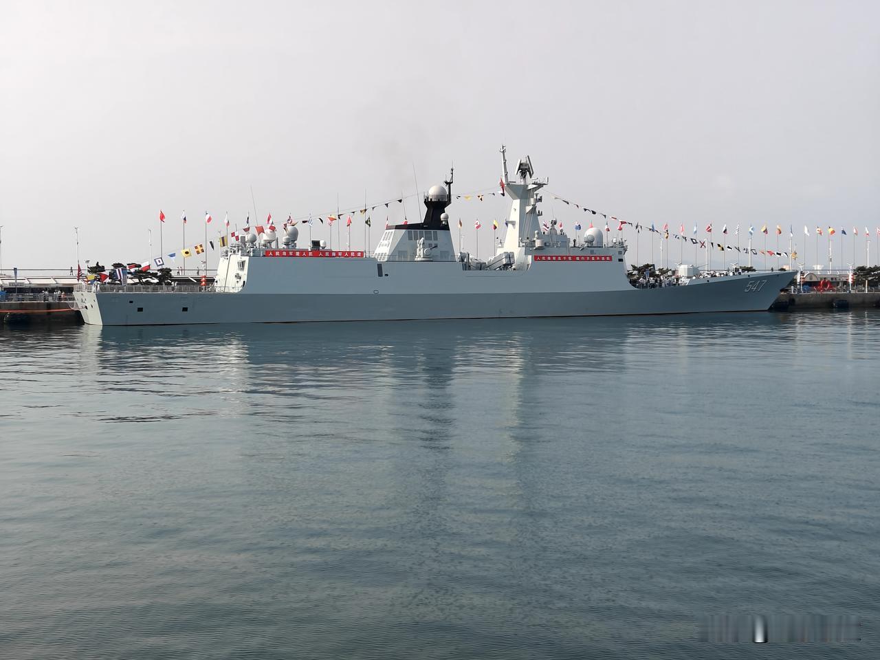 海军舰艇开放活动中的临沂舰（即547舰），是一艘054A型导弹护卫舰，是我国自行