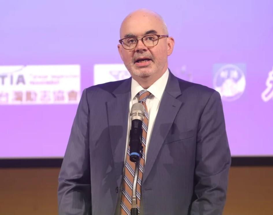 这个美国人又跳出来说三道四了。台媒报道，“美国在台协会”（AIT）处长谷立言今