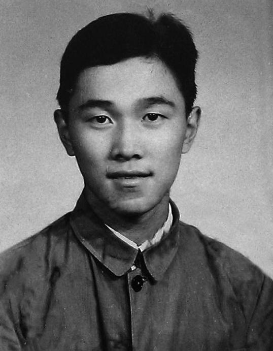 1939年，一汉奸夜审地下党。谁料，拷打一半时忽发现，对方竟是自家亲戚。 审