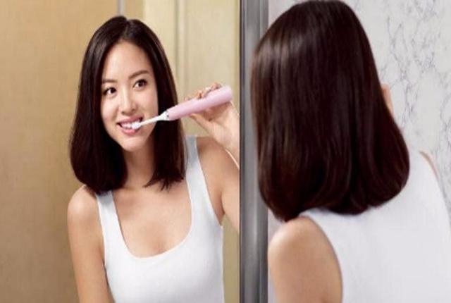 女子20秒吃50根肉串, 那么要花多久清理口腔呢?
