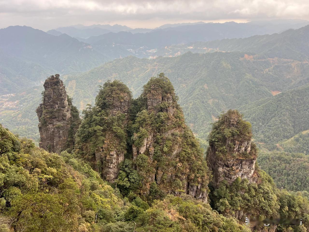 金秀盘王界·五瑶并秀盘王界的观光栈道下面，有五座小山峰，名为“五瑶并秀”之景