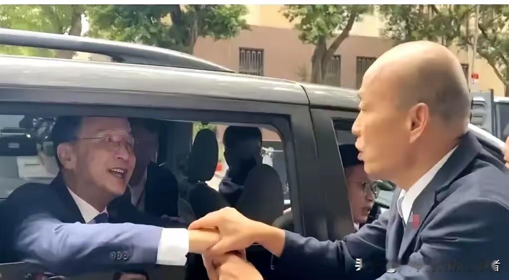 车门快关的时候，韩国瑜赶上去一把拉住了朱立伦的手！这一幕直接让整个网络都炸开