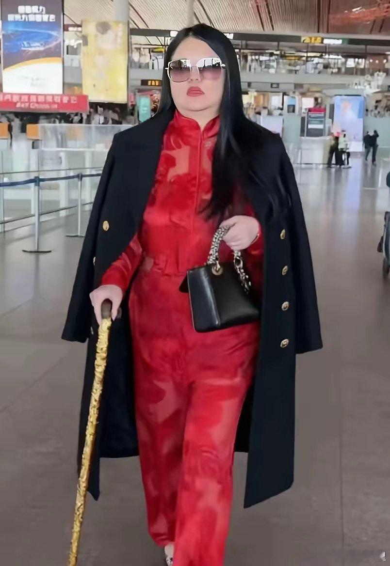 胖成这样，不理解她的支持者还能一味的吹富贵，然后拉踩白幼瘦。白幼瘦虽然不那么好，