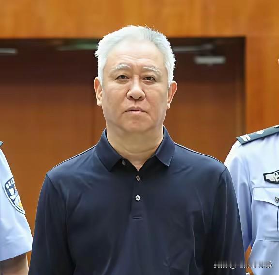 白发白眉，几乎没有皱纹…不得不说，他真的算是人中龙凤了！许家印满头白发，连眉