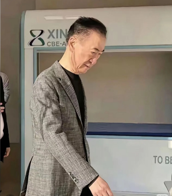 一个在外面，四处奔走，努力还债，瘦成皮包骨；一个里面，债多不压身，慢慢交代，养的