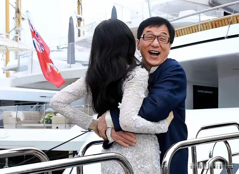 成龙大哥开怀大笑，而被他抱住的这个女子，显得倒是很矜持，本能力做出了拒绝的反应，