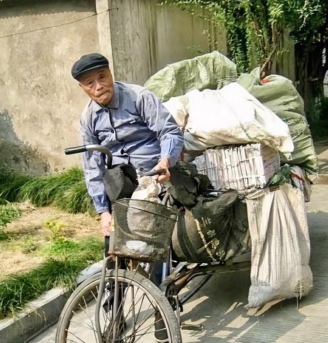 1974年，被劳教24年的抗战英雄吴其轺重获自由。靠蹬三轮车，他一天能赚1块2毛