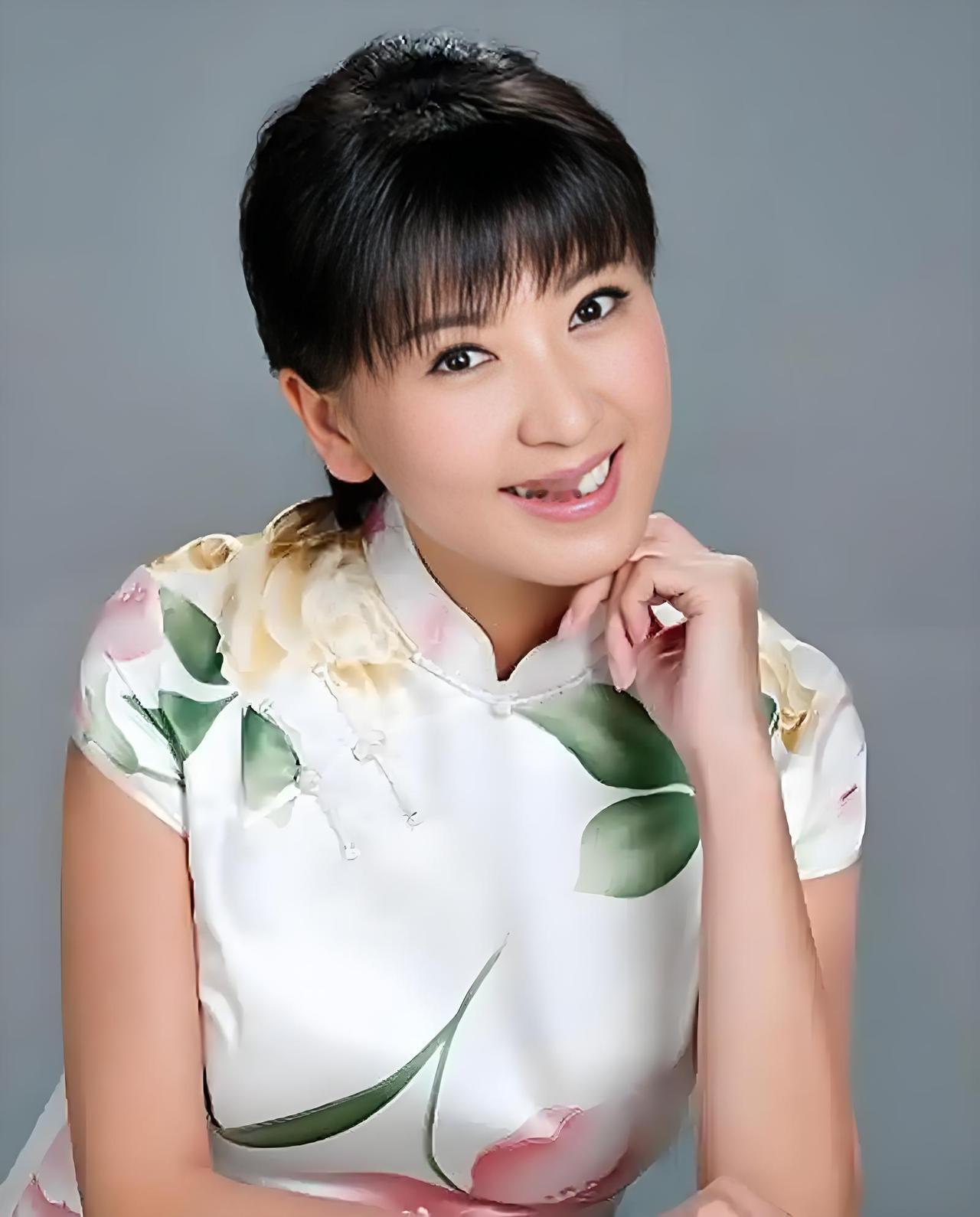 年收入40万元，不够花。这样的生活档次，普通老百姓想都不敢想。某女演员爆料称