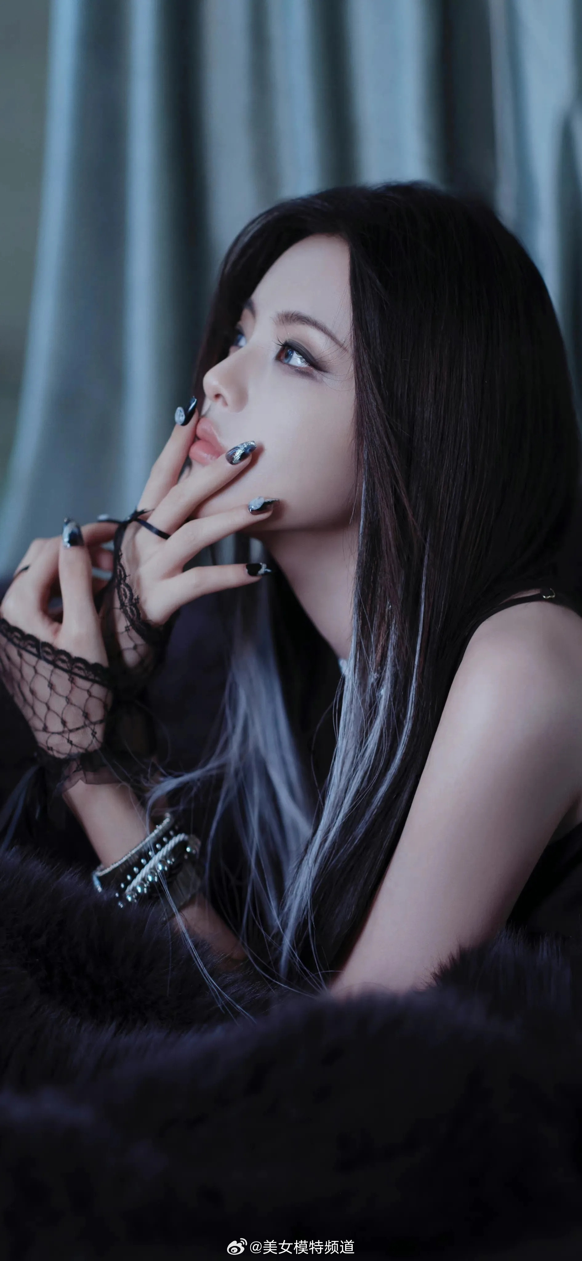 杨超越暗黑风格穿搭写真