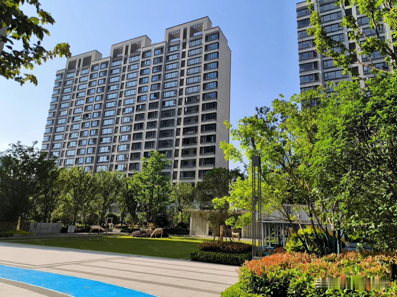 江苏昆山，男子和妻子打拼多年，终于买了套属于他们自己的房子。本以为一家三口的幸福