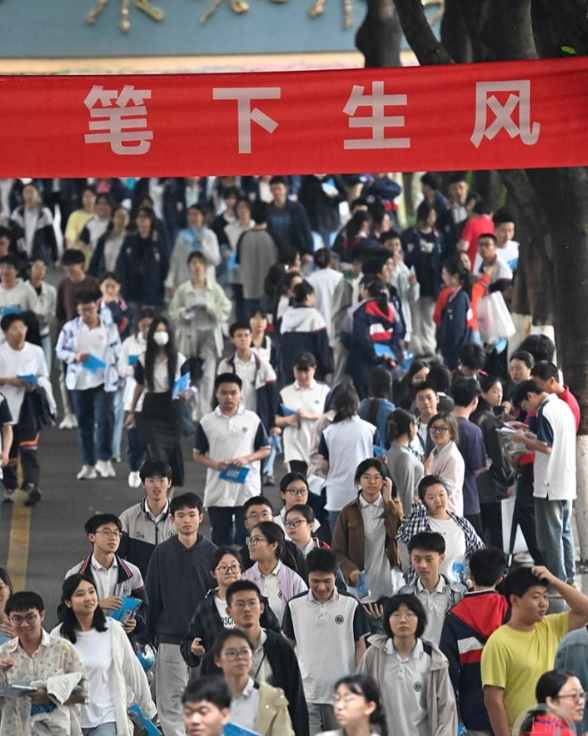 高考迎来坏消息，近200万考生“本科名额”或被挤掉2025年高考报名数据刚刚公