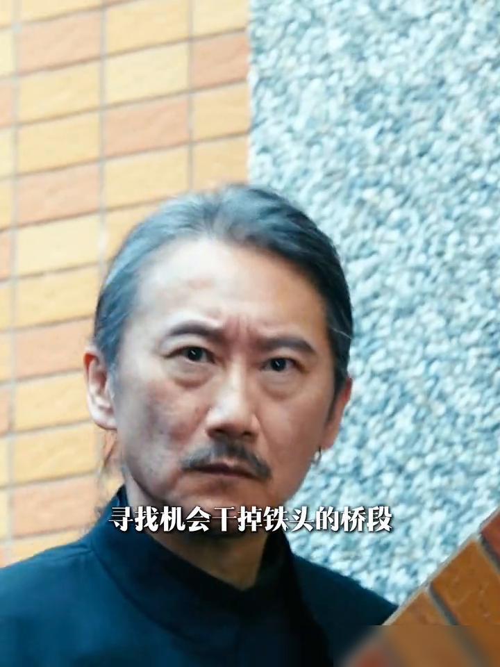 你有发现这个细节吗？在电影(周处除三害的一开始)，就是陈桂林混进了帮派中寻找机会